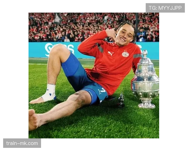 哈维·西蒙斯持续提升个人表现，助力球队力克强敌 giành关键胜利